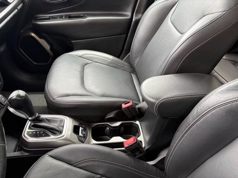 Used 2019 Jeep Renegade Limited AWD/4WD image 29