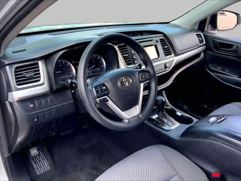 Used 2017 Toyota Highlander LE FWD image 16