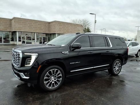 Used 2025 GMC Yukon XL Denali w/ Denali Reserve Package AWD/4WD image 11