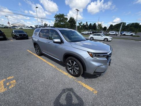 Used 2024 Honda Pilot Touring image 1