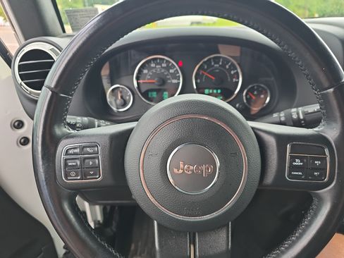 Used 2018 Jeep Wrangler Unlimited Sahara w/ Connectivity Group AWD/4WD image 18