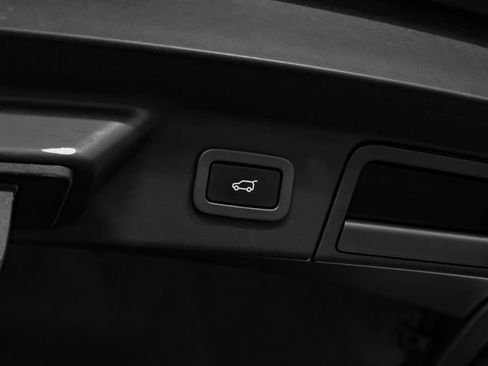 Used 2019 Land Rover Range Rover Velar R-Dynamic SE AWD/4WD image 48
