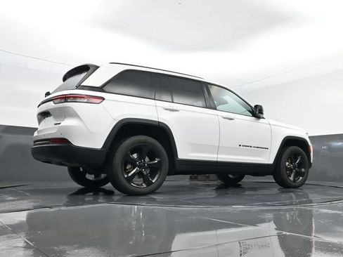 Used 2023 Jeep Grand Cherokee Limited w/ Black Appearance Package AWD/4WD image 26