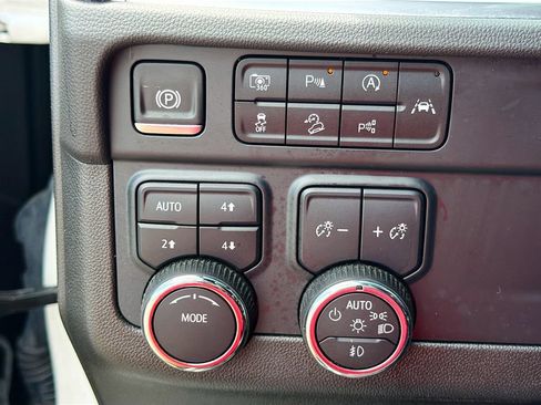 Used 2025 Chevrolet Suburban Z71 AWD/4WD image 35