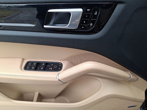 Used 2019 Porsche Cayenne image 12