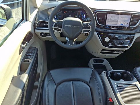 Used 2023 Chrysler Pacifica Touring-L image 12