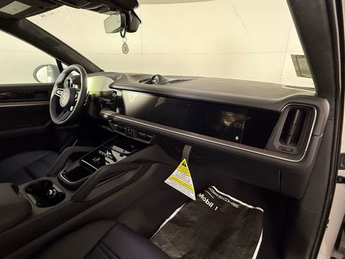 New 2026 Porsche Cayenne GTS image 19