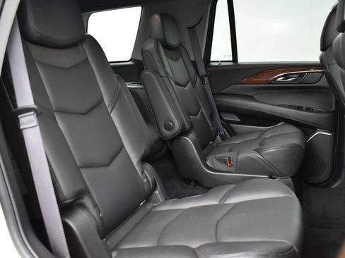Used 2016 Cadillac Escalade Luxury image 32