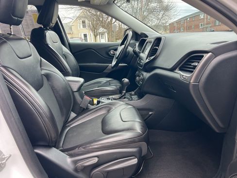 Used 2019 Jeep Cherokee Latitude Plus w/ Cold Weather Group image 26