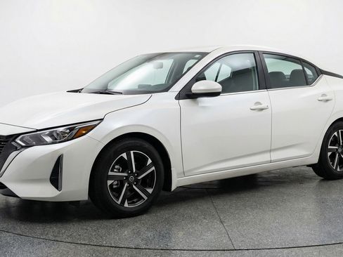 Used 2025 Nissan Sentra SV image 3