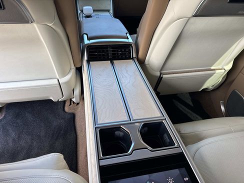 Certified 2024 Land Rover Range Rover SV image 17