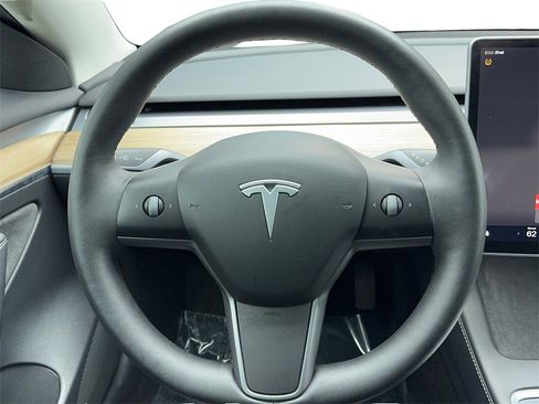 Used 2023 Tesla Model 3 Standard Range image 18