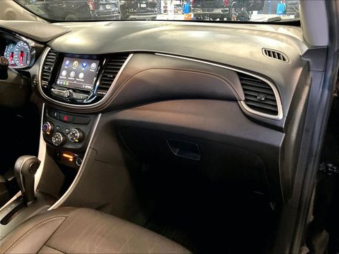 Used 2022 Chevrolet Trax LT w/ LT Convenience Package image 13