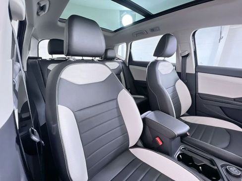 Used 2025 Volkswagen Taos SEL image 25