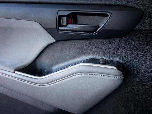 Used 2022 Toyota Highlander LE image 23