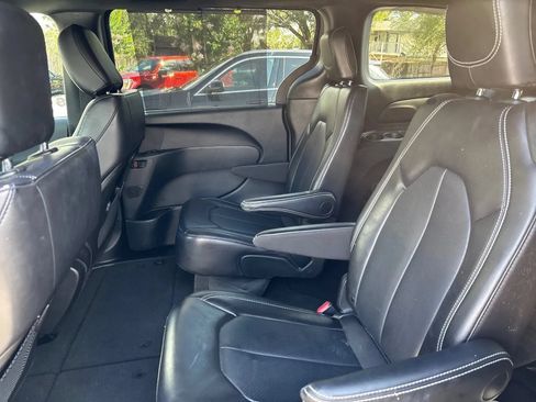 Used 2025 Chrysler Pacifica Select FWD image 11