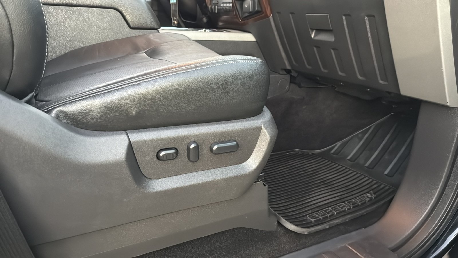 Used 2016 Ford F250 Lariat w/ Lariat Ultimate Package AWD/4WD image 24