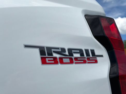 Used 2025 Chevrolet Colorado Trail Boss AWD/4WD image 19