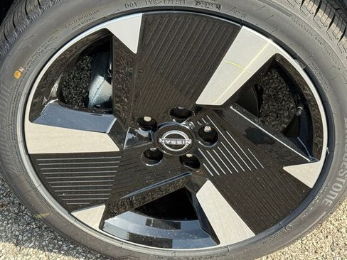 New 2026 Nissan Kicks SR image 9