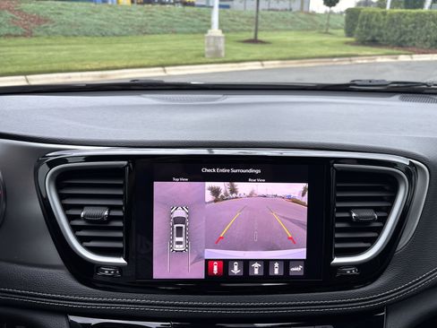 Used 2023 Chrysler Pacifica Limited w/ Uconnect Theater Family Group FWD image 29