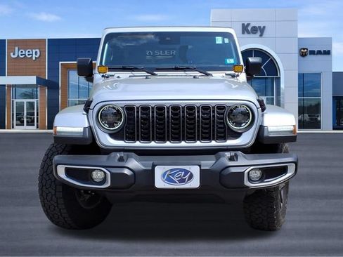 Used 2024 Jeep Gladiator Sport AWD/4WD image 8
