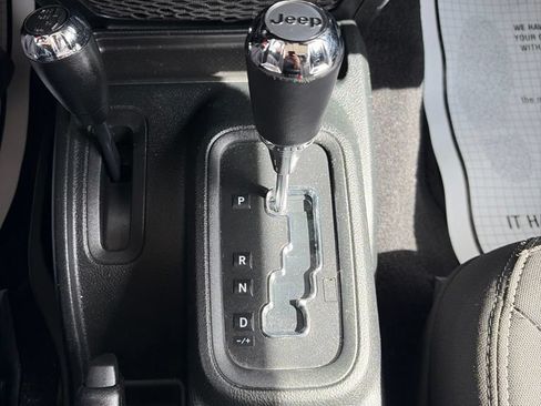 Used 2017 Jeep Wrangler Unlimited Sahara w/ Connectivity Group AWD/4WD image 32