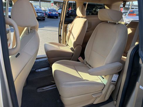 Used 2017 Kia Sedona LX image 16