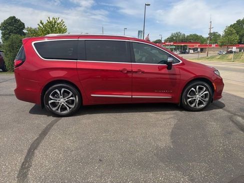 Used 2025 Chrysler Pacifica Pinnacle w/ Trailer Tow Group AWD/4WD image 6
