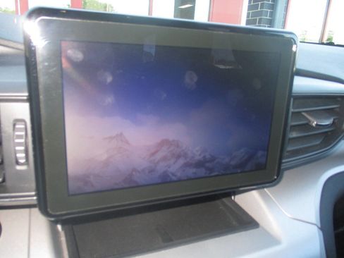 Used 2024 Ford Explorer XLT image 26