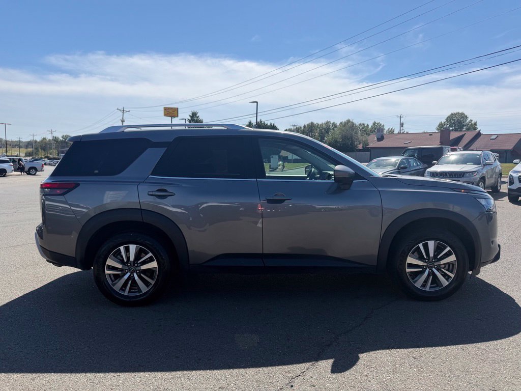 Used 2025 Nissan Pathfinder SL FWD image 2