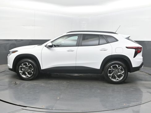 Used 2025 Chevrolet Trax LT FWD image 7