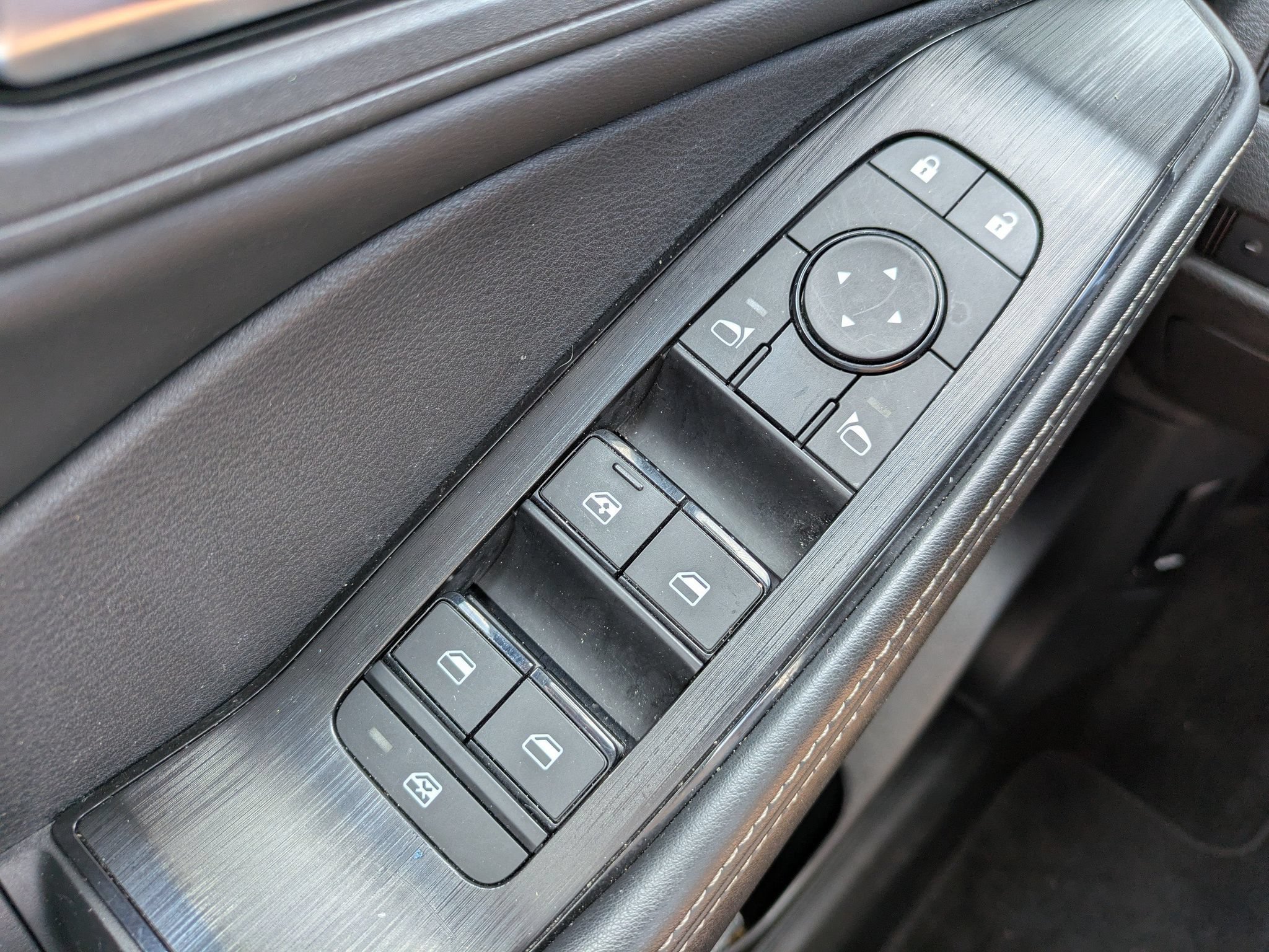 Certified 2025 Nissan Rogue SV FWD image 23