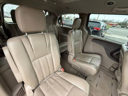 Used 2015 Chrysler Town & Country Touring image 21