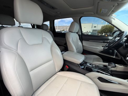 Used 2022 Kia Telluride S FWD image 19