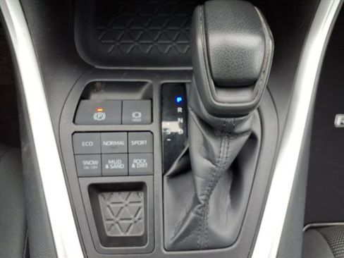 Used 2019 Toyota RAV4 LE w/ Carpet Mat Package image 18