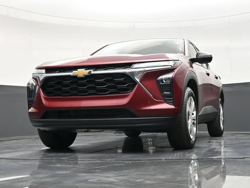 Used 2025 Chevrolet Trax LS FWD image 29