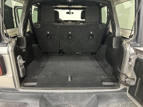Used 2019 Jeep Wrangler Unlimited Sport S image 32