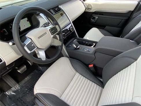 Used 2025 Land Rover Discovery Dynamic SE image 5