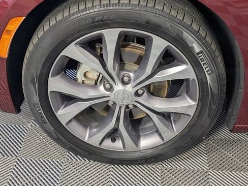 Used 2018 Chrysler Pacifica Limited w/ Tire & Wheel Group FWD image 8