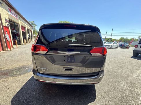 Used 2019 Chrysler Pacifica Touring-L FWD image 7
