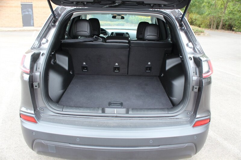 Used 2019 Jeep Cherokee Latitude Plus w/ Cold Weather Group AWD/4WD image 15