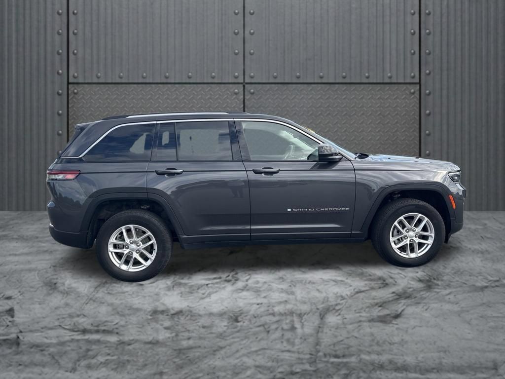 Used 2023 Jeep Grand Cherokee Laredo AWD/4WD image 8