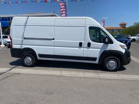 Used 2025 RAM ProMaster 2500 w/ Convenience Group FWD image 4