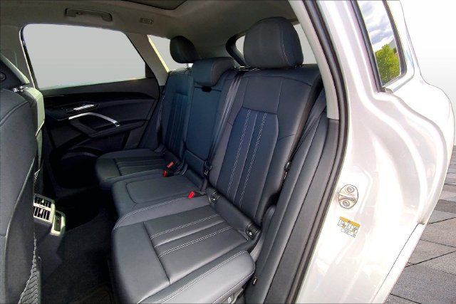 Used 2025 Audi Q5 Premium w/ Convenience Package AWD/4WD image 18