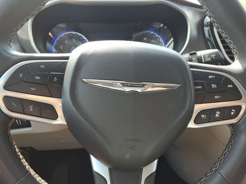 Used 2023 Chrysler Pacifica Touring-L FWD image 16