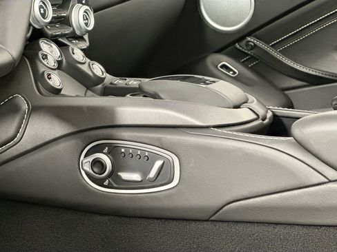 Used 2021 Aston Martin V8 Vantage Roadster RWD image 23