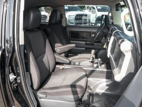 Used 2014 Toyota FJ Cruiser 4WD image 40