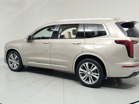 Certified 2022 Cadillac XT6 Premium Luxury image 3