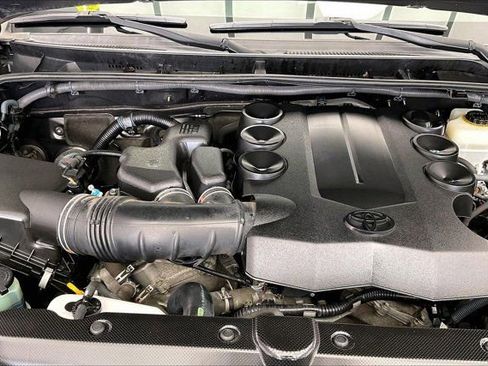 Used 2016 Toyota 4Runner SR5 AWD/4WD image 9