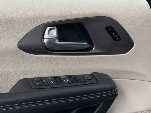 Used 2023 Chrysler Pacifica Touring-L image 17